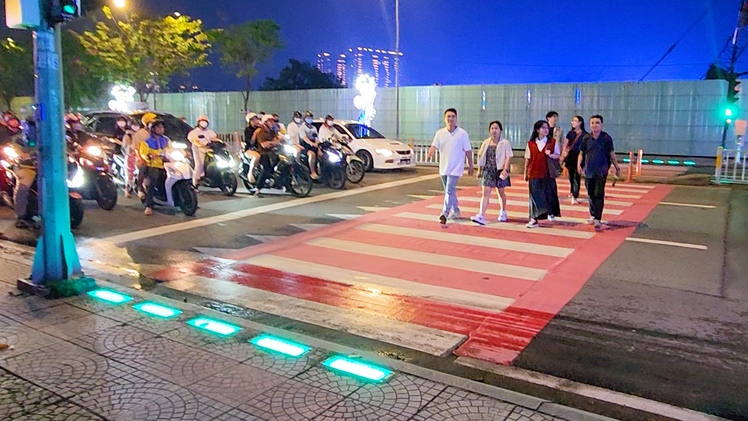 TP.HCM thí điểm đèn cảnh báo vạch đi bộ trên đường Tôn Đức Thắng