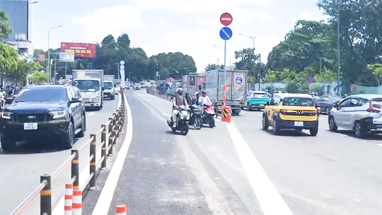 Đường thông thoáng hơn khi xe máy được rẽ trái từ đường Cộng Hòa vào nhà ga T3 sân bay Tân Sơn Nhất