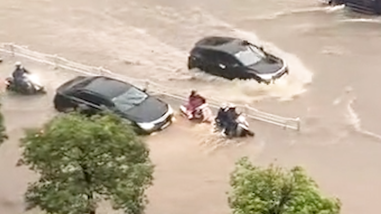 Video nhiều tuyến phố ở Hà Nội ngập sâu, ùn tắc sau mưa chiều đầu tuần