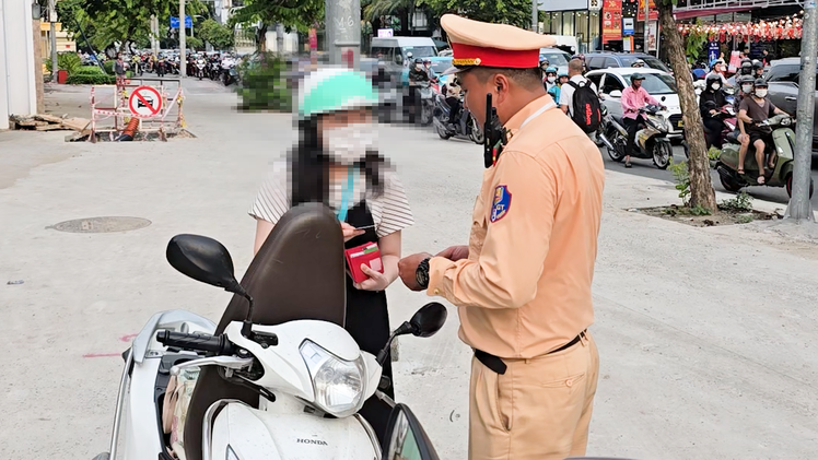 Cảnh sát giao thông 'bắt quả tang' nhiều người chạy xe máy lên vỉa hè tại TP.HCM
