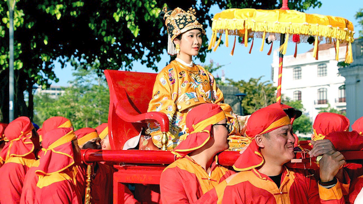Hình ảnh tái hiện Nam Phương hoàng hậu ngồi kiệu do đội mai táng khiêng, nhà nghiên cứu nói gì?