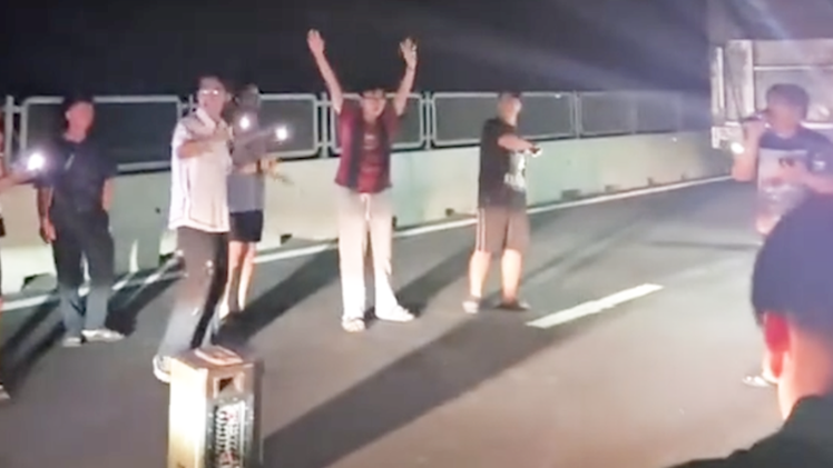 Kẹt xe trên cao tốc Vĩnh Hảo - Phan Thiết, nhiều người xách loa ra đường... hát karaoke