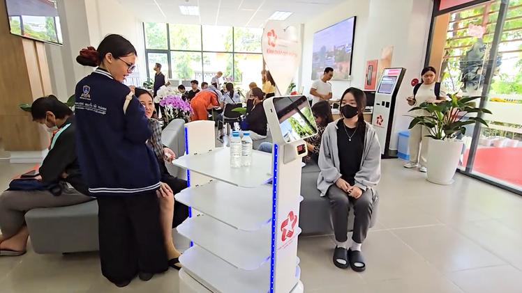 Độc đáo robot hướng dẫn người dân làm thủ tục hành chính ở phường Thủ Đức