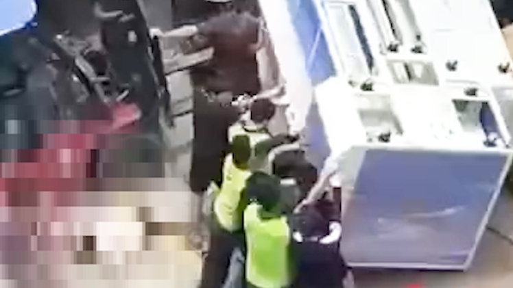 Kiện hàng từ xe container đè chết người ở Phú Thọ, công an vào cuộc làm rõ