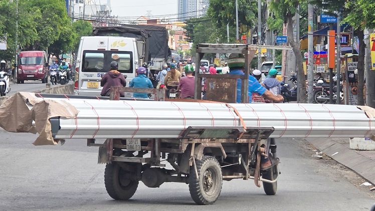 Tăng cường kiểm tra xử lý xe tự chế, chở hàng cồng kềnh ở TP.HCM