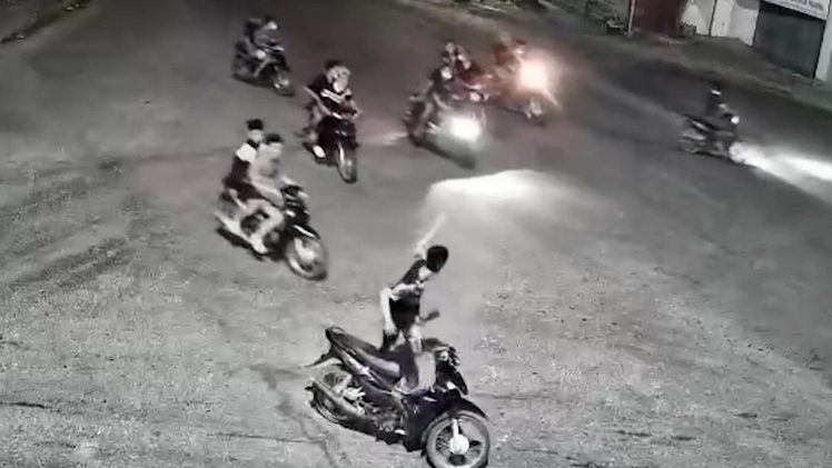 Điều tra 2 nhóm thanh niên đi xe máy, mang hung khí hỗn chiến trong đêm