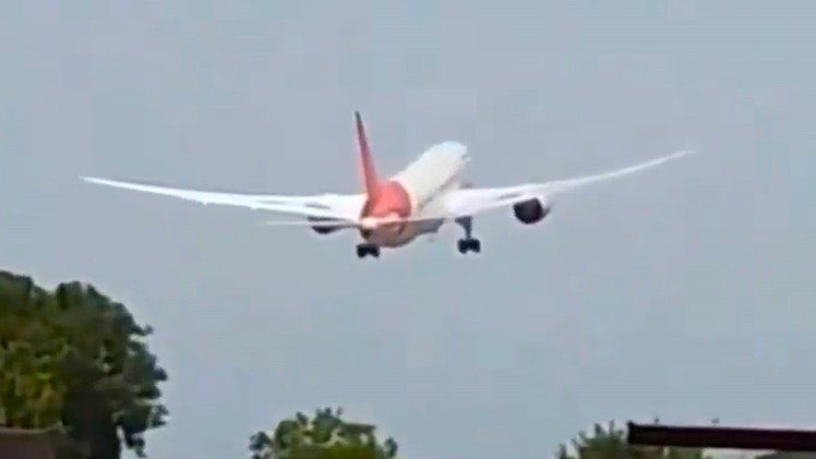 Vụ máy bay Air India rơi, cơ trưởng bị nghi tắt nhiên liệu