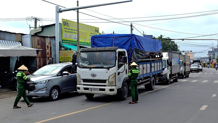 Né kẹt xe trên cao tốc TP.HCM - Long Thành - Dầu Giây, nhiều ô tô 'sa lầy' ở phà Cát Lái