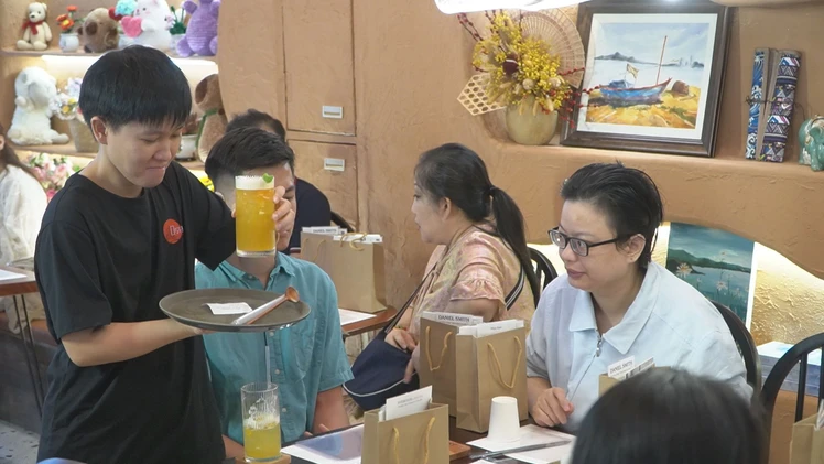 Góc nhìn trưa nay: Câu chuyện về quán cà phê với những người đặc biệt