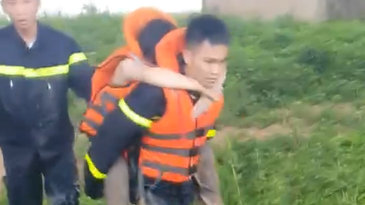 Cảnh sát lao xuống sông cứu sống hai anh em ruột