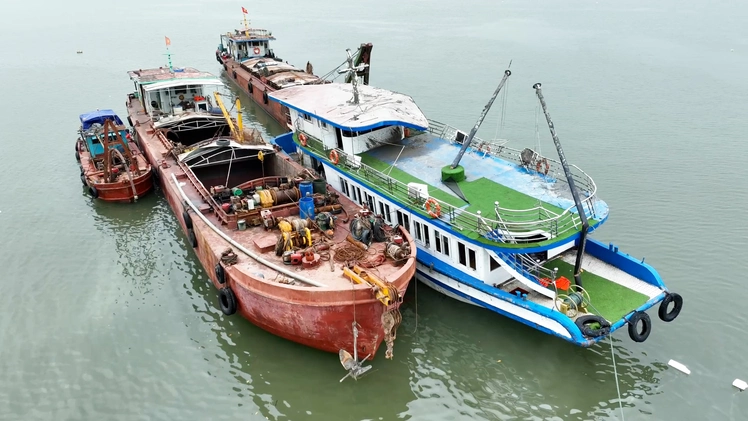 Tàu du lịch bị lật đã được đưa về khu vực Nhà máy đóng tàu Hạ Long để điều tra