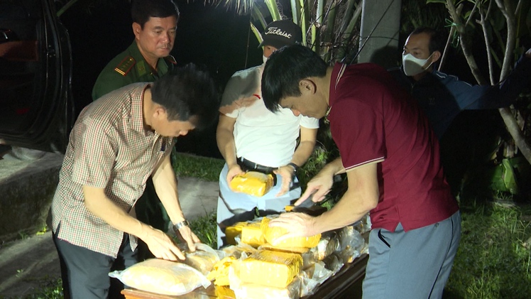 Bắt giữ người đàn ông mang theo súng, lái ô tô chở 45kg ma túy