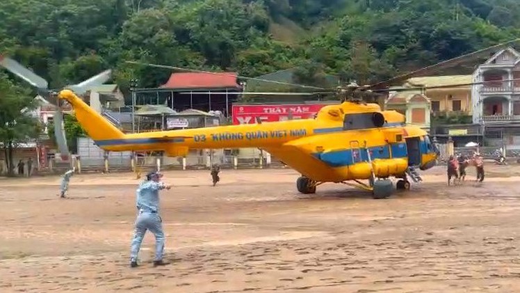 Quân đội điều trực thăng chở hàng cứu trợ vùng lũ ở Nghệ An