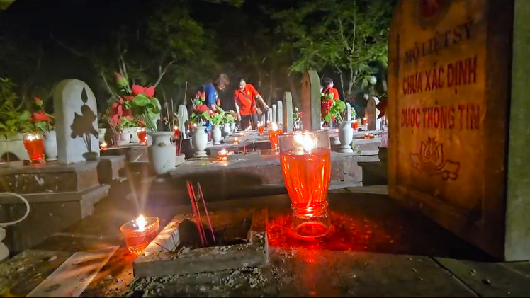 Thủ tướng Phạm Minh Chính thắp nến tri ân liệt sĩ tại Nghĩa trang liệt sĩ Trường Sơn