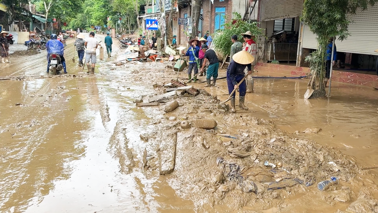 Người dân Nghệ An dọn dẹp nhà sau lũ, đội thợ tình nguyện giúp sửa đồ gia dụng
