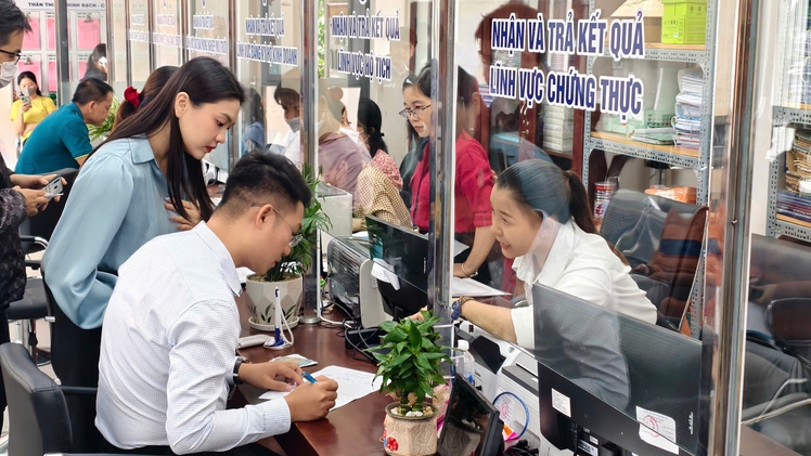 Xã Bà Điểm hoạt động hết công suất, giải quyết hơn 600 hồ sơ sau hai ngày sáp nhập