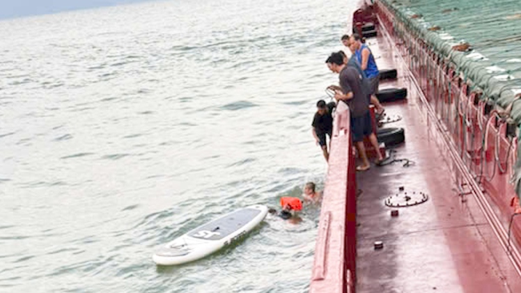 Hai cha con bơi thuyền sup bị sóng cuốn xa bờ 30km, trôi dạt trên biển 13 giờ