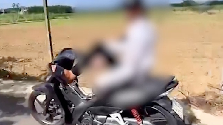 Xử lý nam thanh niên 16 tuổi lái xe bằng chân để quay TikTok