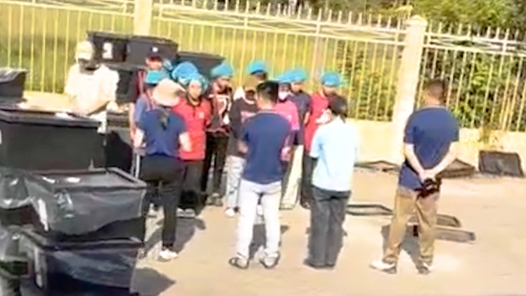 Công ty nhận sai khi buộc công nhân đứng dưới nắng nóng để nghe 'phổ biến công việc'
