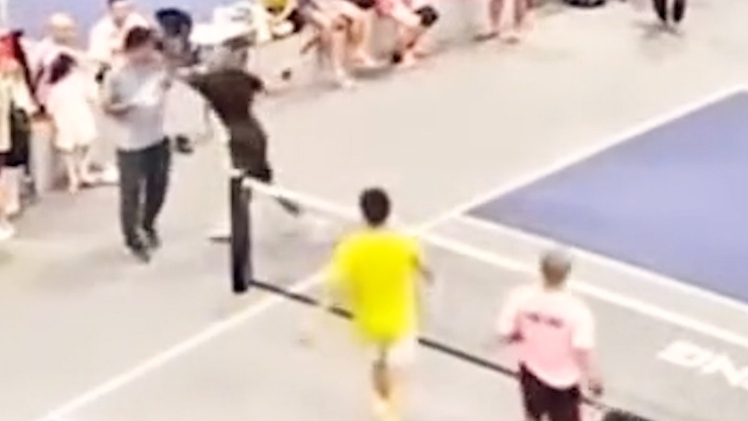Vận động viên pickleball dùng vợt đánh trọng tài trong giải đấu ở Hải Phòng