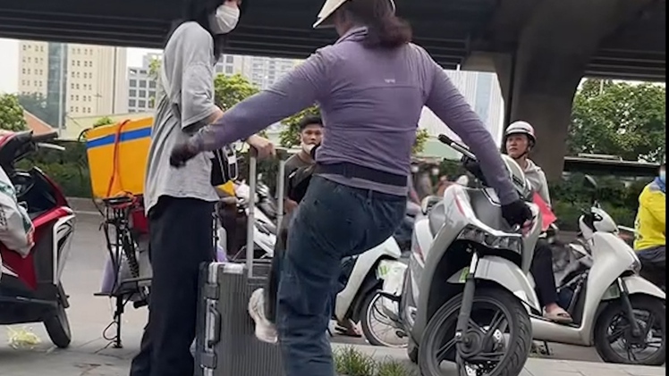 Công an vào cuộc vụ bà bán trà đá đuổi cô gái khỏi vỉa hè vì 'đứng vào chỗ bán hàng'