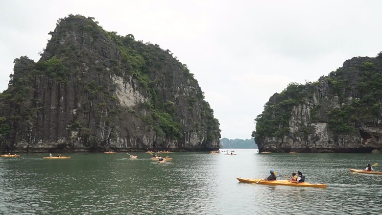 Góc nhìn trưa nay | Du khách mê chèo thuyền kayak trên vịnh Hạ Long