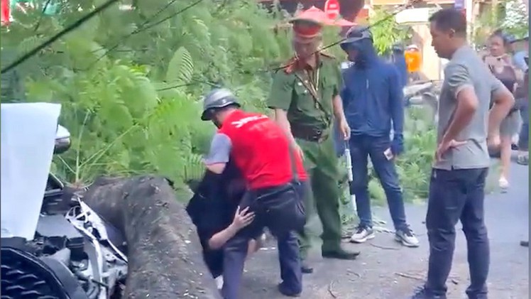 Hiện trường ngổn ngang vụ ô tô tông liên hoàn 10 xe máy ở Hà Nội