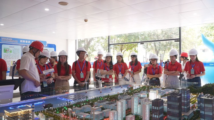 Thanh niên Việt Nam với hành trình khám phá sự phát triển năng lượng sạch tại Tập đoàn Hoa Điện
