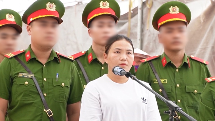 Cầm nón bảo hiểm đánh cán bộ đang làm nhiệm vụ, người phụ nữ bị phạt 1 năm tù