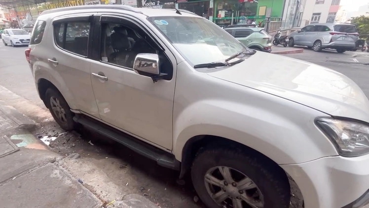 Cận cảnh chiếc xe hơi bị 'bỏ quên' cả năm cạnh ký túc xá ở Nha Trang