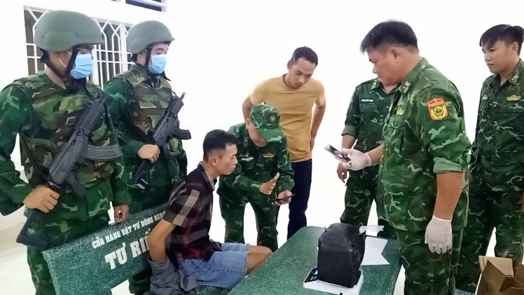 Biên phòng Tây Ninh bắt quả tang người đàn ông vận chuyển hơn 3,6kg ma túy