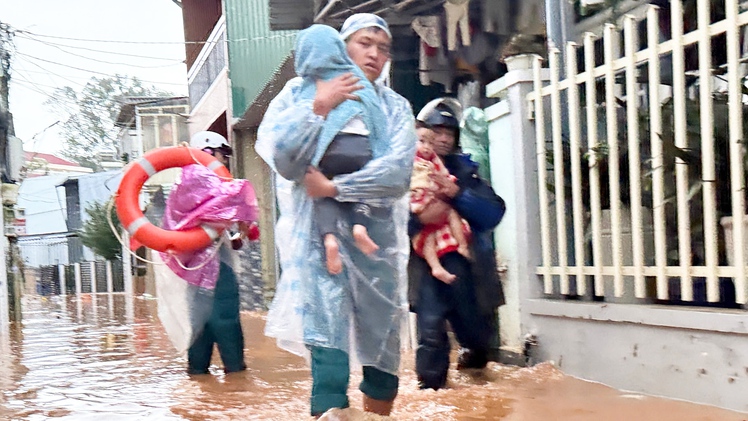 Mưa lớn gây sạt lở đè chết 2 khách trong quán cà phê, hàng trăm người sơ tán ở Đà Lạt