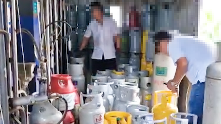 Khởi tố, bắt 8 người sản xuất 1.000 tấn gas giả ở TP.HCM