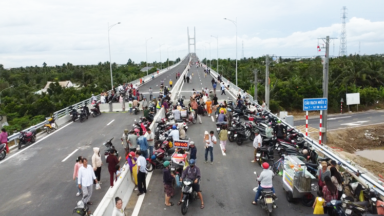 Hàng ngàn người dân lên cầu Rạch Miễu 2 đi bộ và hóng gió trước ngày thông xe