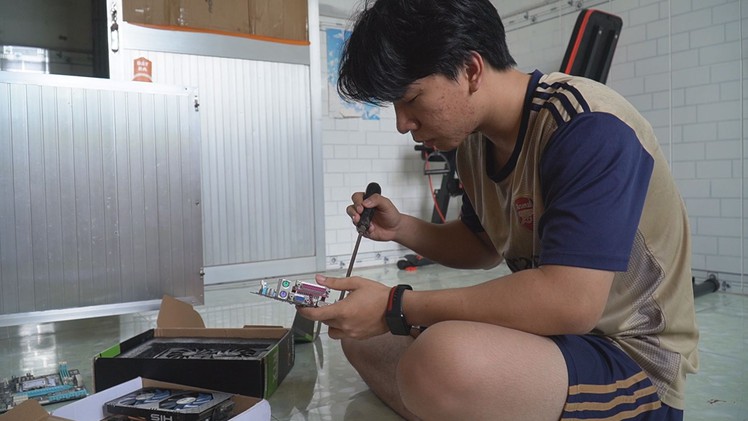 Giữa nợ nần và mất mát, cậu học trò mê máy tính vẫn nuôi giấc mơ đại học