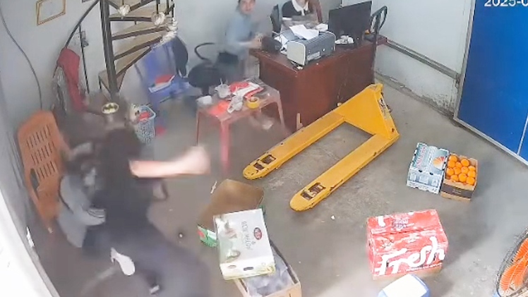 Nam thanh niên cầm dao chém liên tiếp làm 3 người bị thương ở Hải Phòng