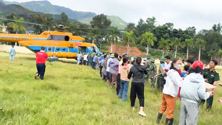 Video trực thăng vận chuyển hàng cứu trợ cho tỉnh Điện Biên