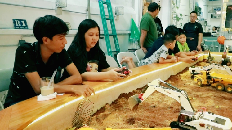 Góc nhìn trưa nay: Trải nghiệm làm việc công trường ở quán cà phê