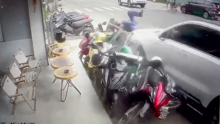 Video ô tô lao lên vỉa hè, hất tung người đi đường ở Đà Lạt