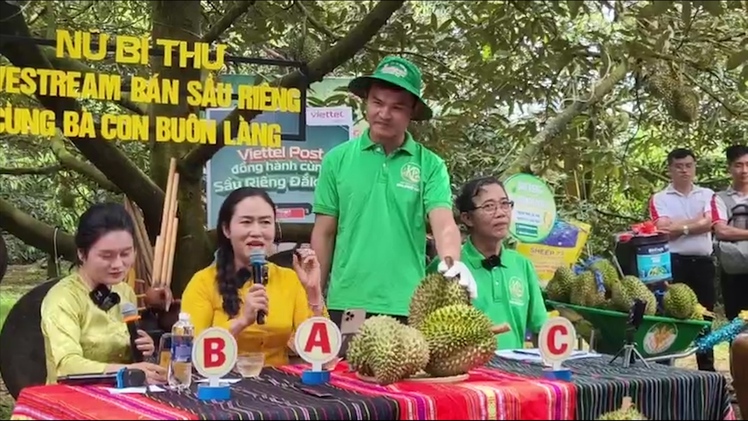 Nữ bí thư xã livestream bán sầu riêng cùng bà con