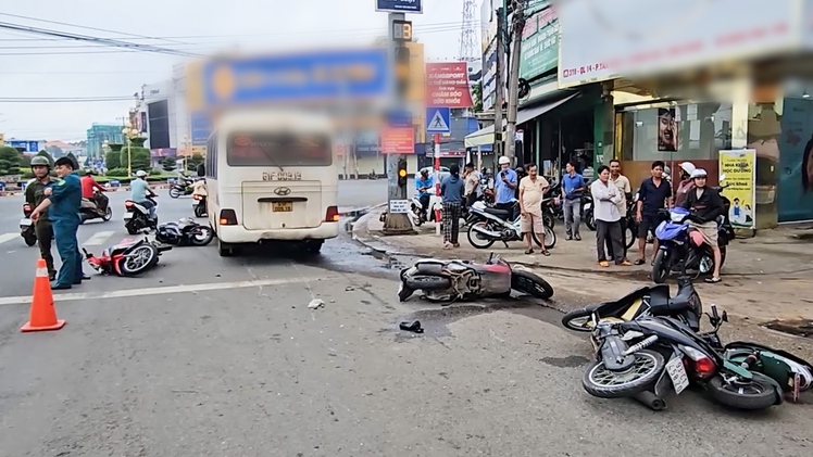 Hàng loạt xe máy chờ đèn đỏ bị xe khách tông trên quốc lộ 14