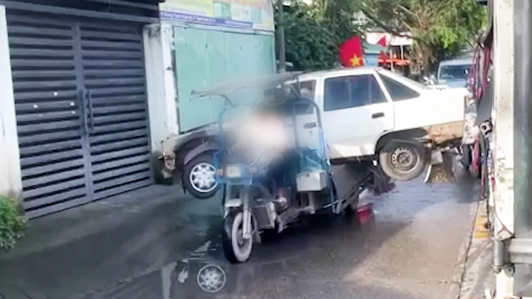 Cảnh sát giao thông tịch thu xe ba gác chở vỏ ô tô gây ùn tắc ở TP.HCM