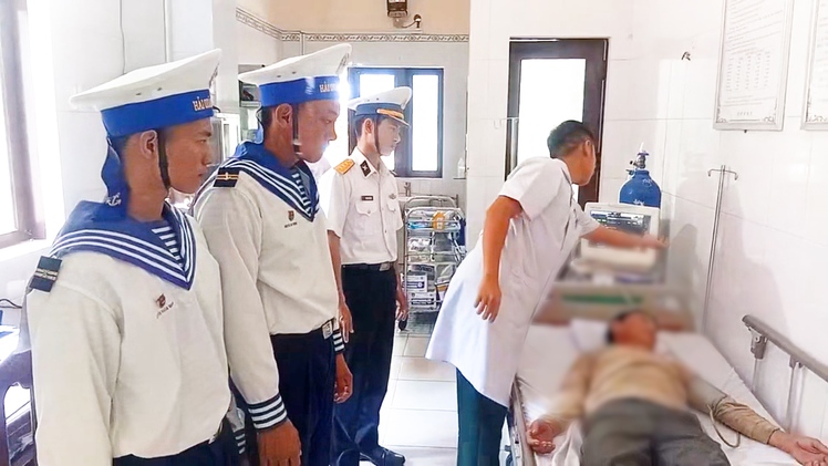 Quân y Trường Sa khẩn cấp cứu chữa ngư dân đột quỵ não ngoài khơi