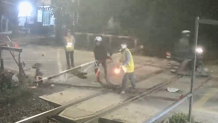 Tông bay gác chắn, hai người đi xe máy được cứu kịp thời ngay trước mũi tàu