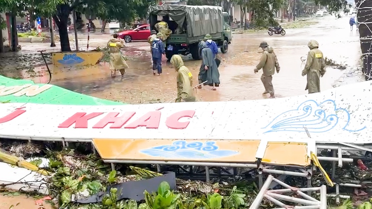 Mái tôn bay, cây gãy đổ ngổn ngang trên đường do bão số 5 ở Nghệ An