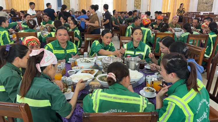 Nhà hàng tiệc cưới đãi cơm hàng trăm công nhân làm sạch đường phố sau bão số 5
