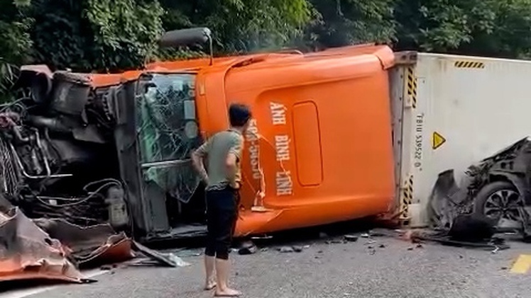 Xe container lật chắn ngang đường, đèo Bảo Lộc ùn tắc nhiều giờ