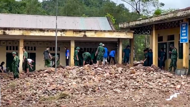Cảnh ngổn ngang ở ngôi trường vùng biên giới sau bão số 5
