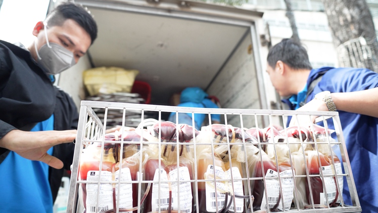 Hành trình 260km mang những túi máu nghĩa tình về TP.HCM cứu người