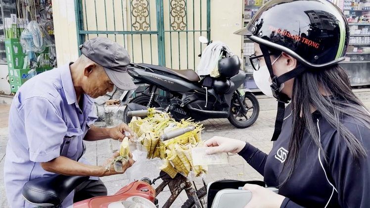 Góc nhìn trưa nay: Người đàn ông U70 vượt hơn trăm cây số bán bánh mưu sinh